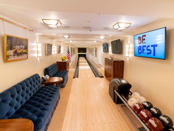 Bên dưới North Portico trong tầng hầm Executive Residence là một sân chơi bowling một làn ...