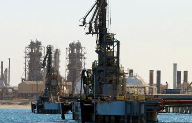 Giá dầu thế giới neo gần mức cao nhất 4 tháng