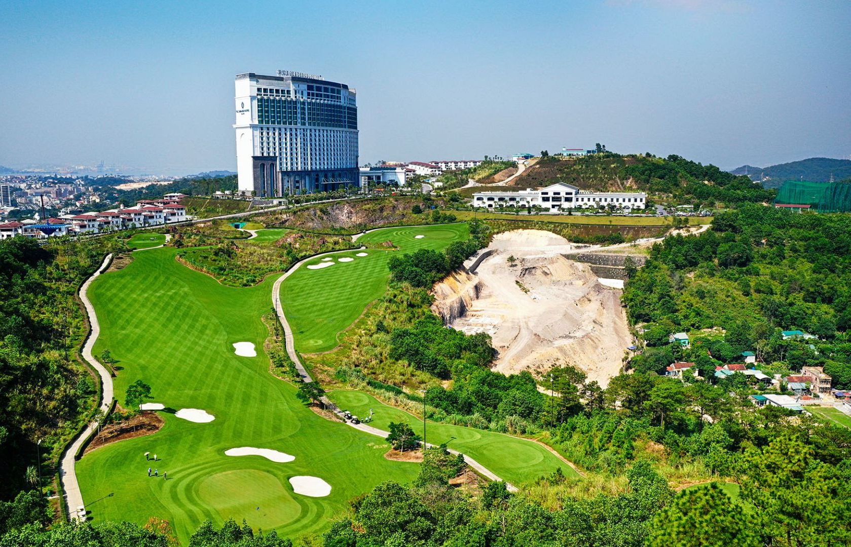 Quảng Ninh nhận diện thách thức từ Covid-19, đồng bộ giải pháp để phát triển kinh tế