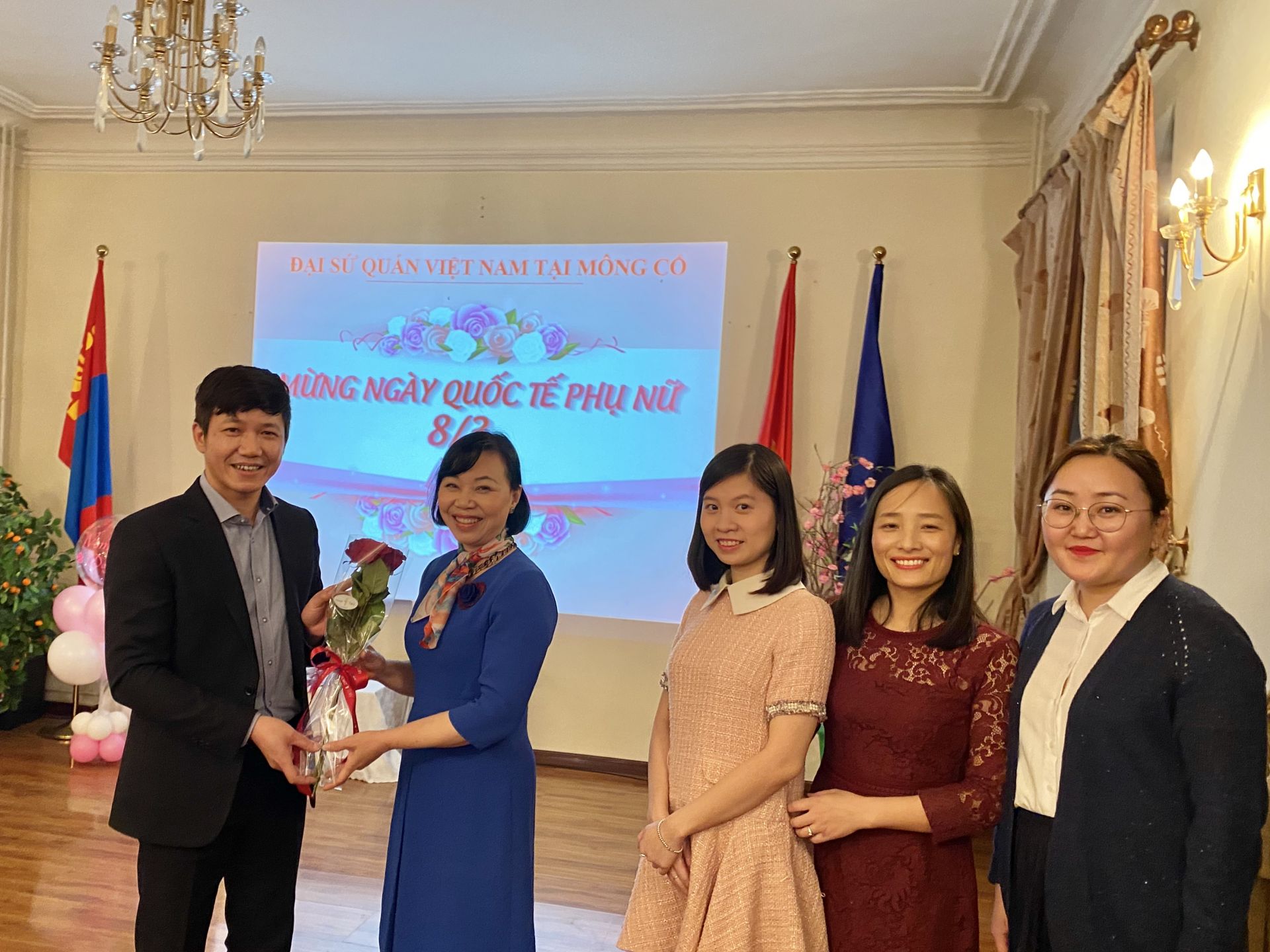 dai su quan viet nam tai mong co ky niem 110 nam ngay quoc te phu nu 83