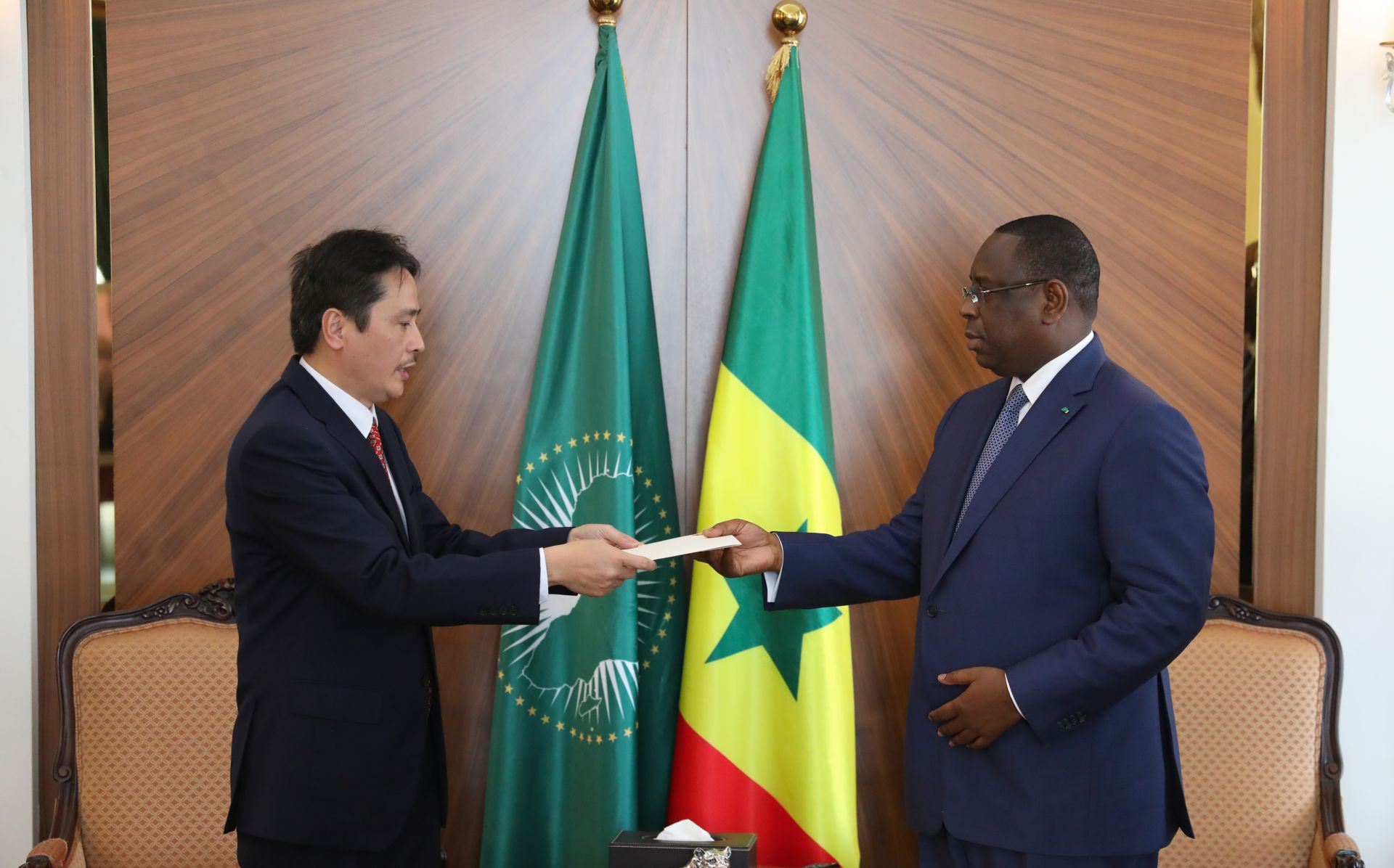 dai su nguyen thanh vinh trinh thu uy nhiem len tong thong senegal macky sall