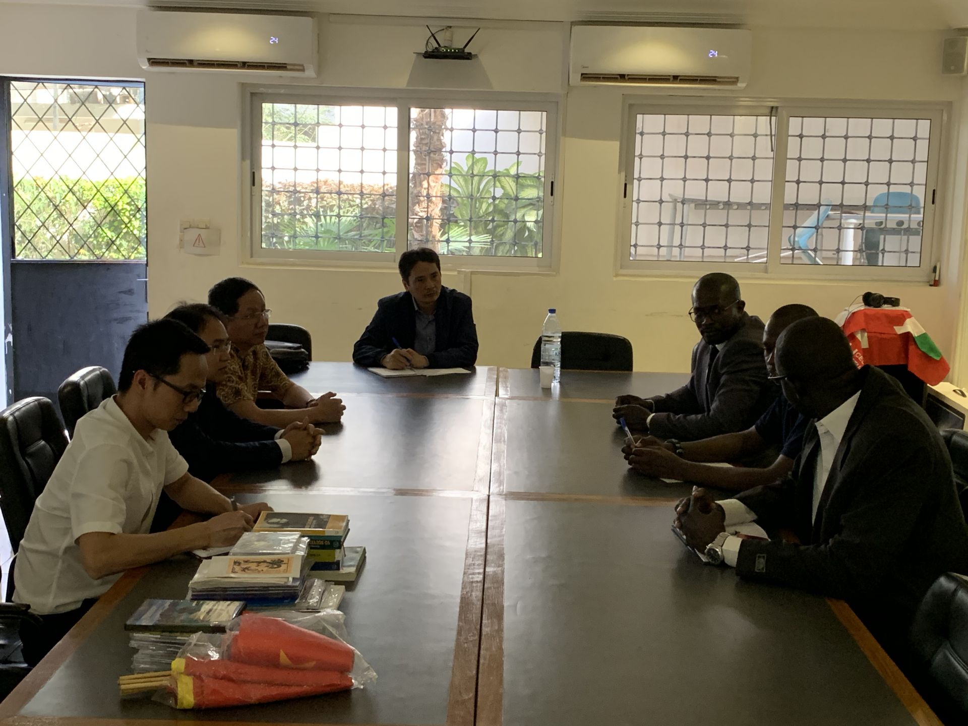 Gặp gỡ đại diện cộng đồng người Việt và hội Vovinam Việt võ đạo tại Senegal gap go dai dien cong dong nguoi viet va hoi vovinam viet vo dao tai senegal