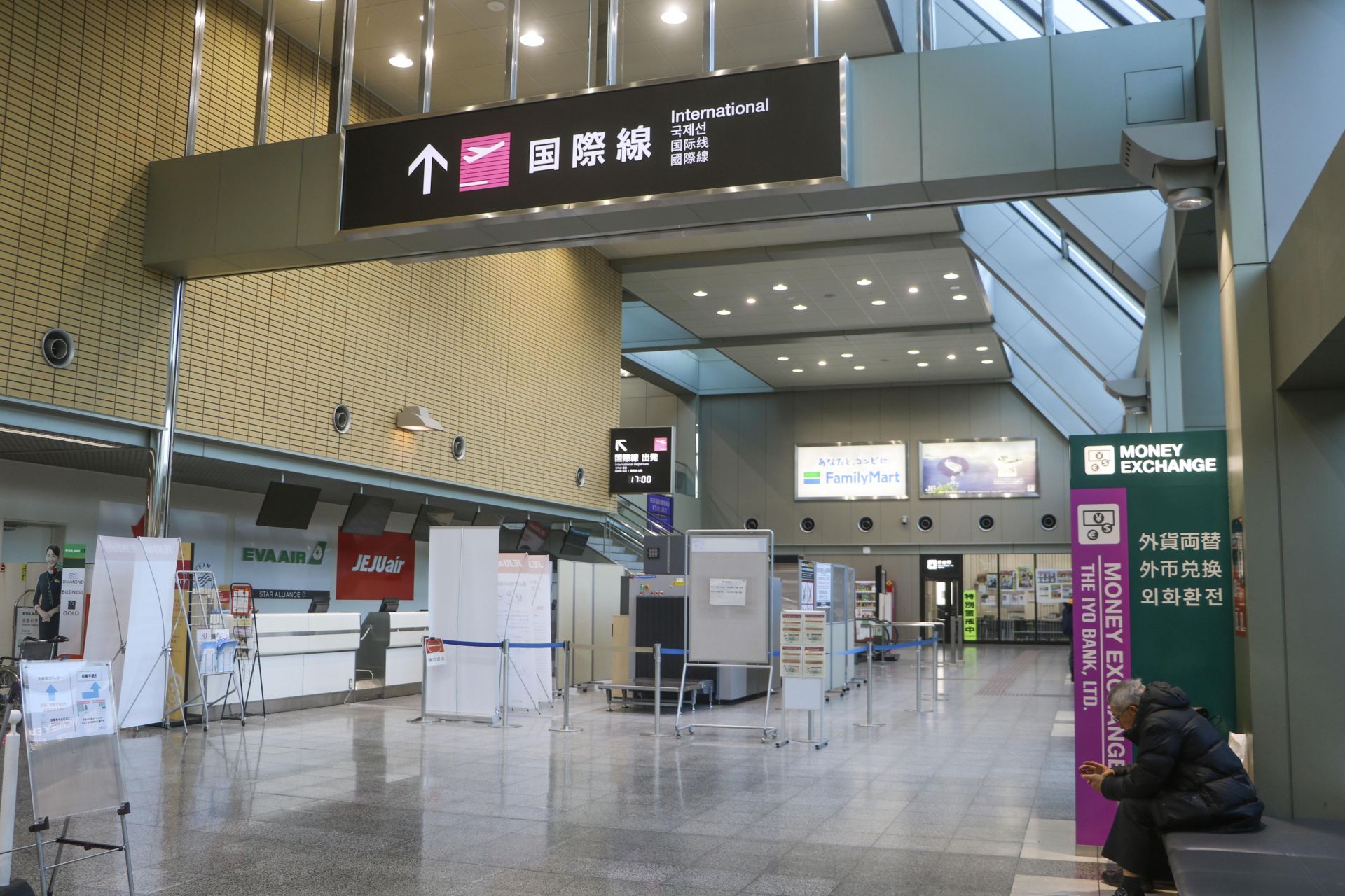 dich covid 19 nguoi viet o nuoc ngoai nen ve hay khong ve