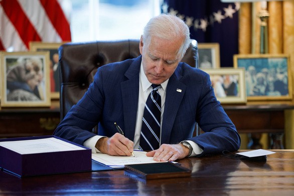 Tổng thống Mỹ Joe Biden ký Tổng thống Mỹ ký ban hành gói kích thích kinh tế 1.900 tỷ USD