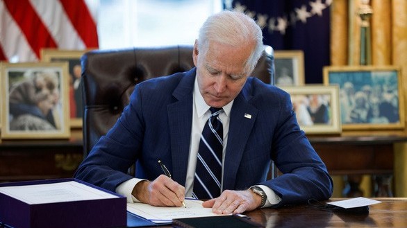 Tổng thống Mỹ ký ban hành gói kích thích kinh tế 1.900 tỷ USD