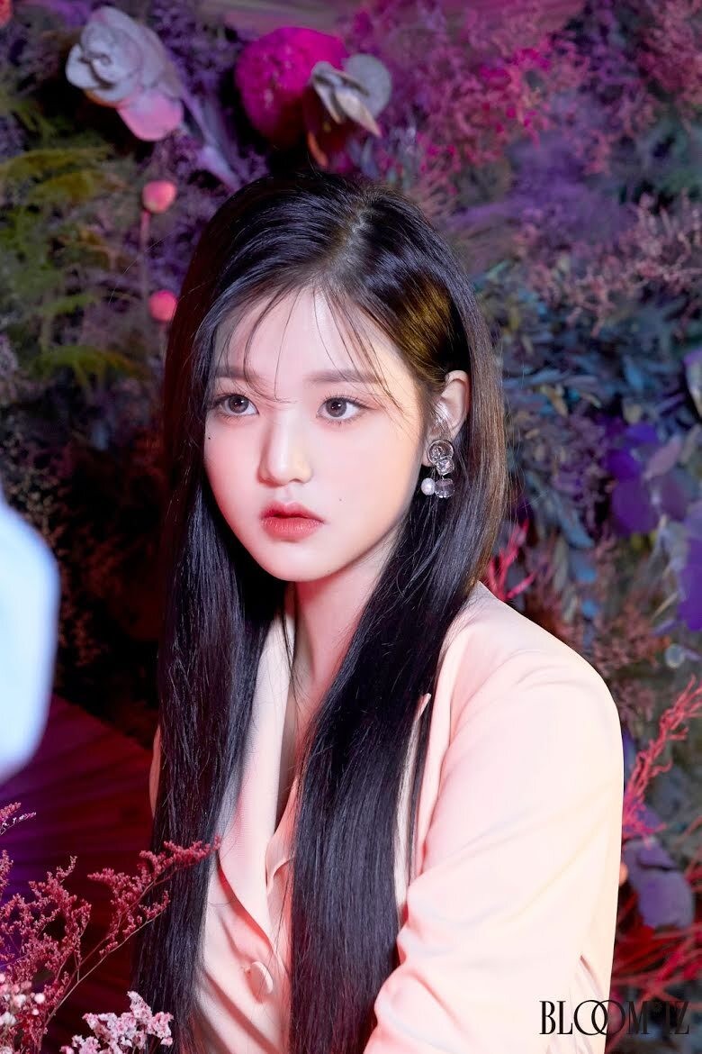 on Young nhóm IZ*ONE sở hữu một gương mặt được đánh giá là hoàn mỹ. Mái tóc dài và dày càng khiến cô trông như một nàng búp bê. Won Young sinh năm 2004, cao 171 cm, dù là em út của nhóm nhưng cô lại cao nhất nhóm.