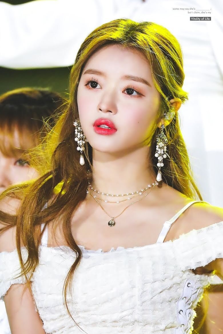 YooA nhóm Oh My Girl. Đôi mắt nai và đôi môi nhỏ, hai má bầu bĩnh của YooA khiến cô được so sánh với búp bê. Cô gái sinh năm 1995 ở Seoul, ra mắt cùng nhóm Oh My Girl tháng 4/2015.