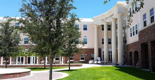 Khuôn viên xanh sạch của trường tư thục Pine Crest (Ảnh: Pine Crest).