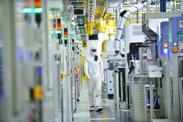 Bên trong một nhà máy sản xuất chip của Intel. Bên trong một nhà máy sản xuất chip của Intel.