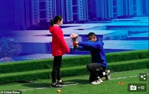 Chuyện tình đẹp từ phòng chăm sóc bệnh nhân nhiễm Covid-19