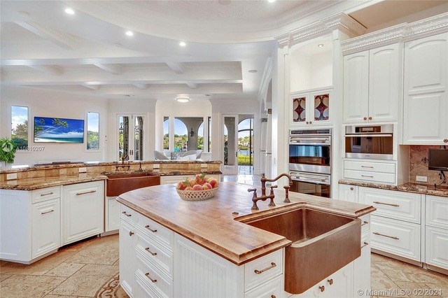 Nó có quầy bar, khu vực tập thể dục, phòng massage, hồ bơi và các tiện ích sang trọng khác.