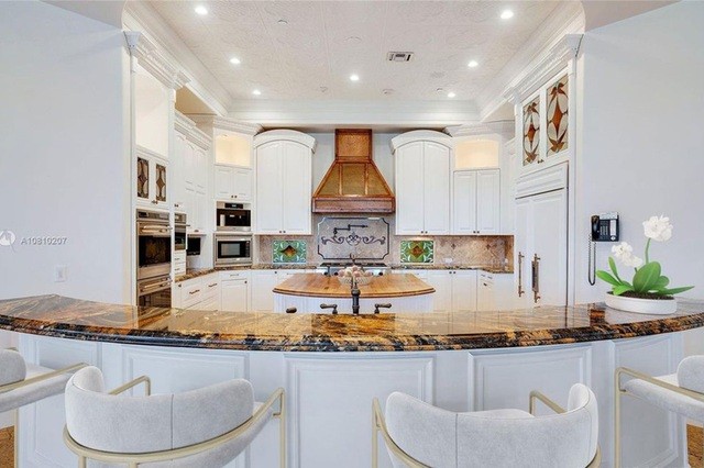 Hầu hết gia đình ông Trump đã chuyển về Florida sinh sống. Cô Ivanka Trump và chồng Jared Kushner cũng đã chuyển về Miami, nơi họ ký hợp đồng thuê 1 năm một căn biệt thự sang trọng. Đây là nơi ở tạm thời của gia đình Ivanka trong khi chờ căn biệt thự 32 triệu USD mua ở đảo Indian Creek hoàn tất thi công.