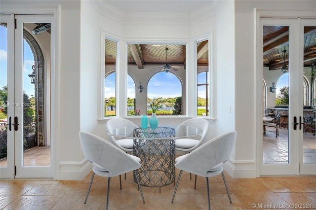 Trong khi đó, ông Trump và phu nhân Melania đang sống tại khu nghỉ dưỡng cao cấp Mar-a-Lago tại Palm Beach, cách nhà mới của Trump Jr. khoảng gần 30 km.