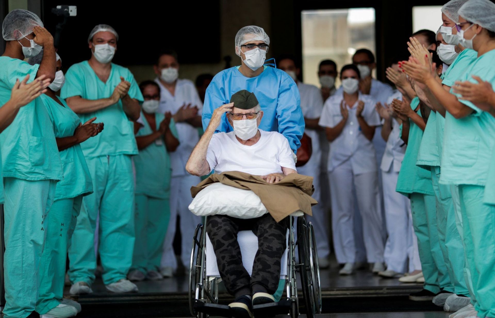 Chùm ảnh xúc động về những 'chiến binh' Covid-19 thoát 'cánh cửa tử thần'