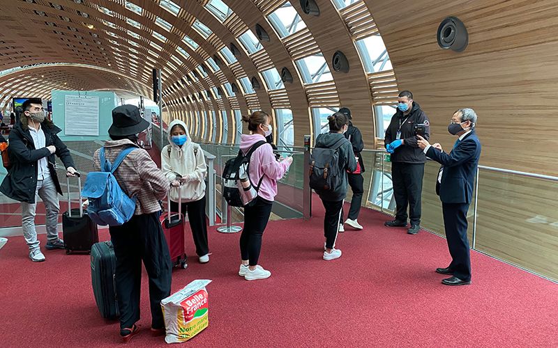 dich covid 19 dua khoang 240 cong dan viet nam tai phap ve nuoc