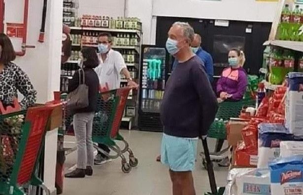 Tổng thống Bồ Đào Nha ăn vận giản dị, xếp hàng mua đồ giữa mùa dịch