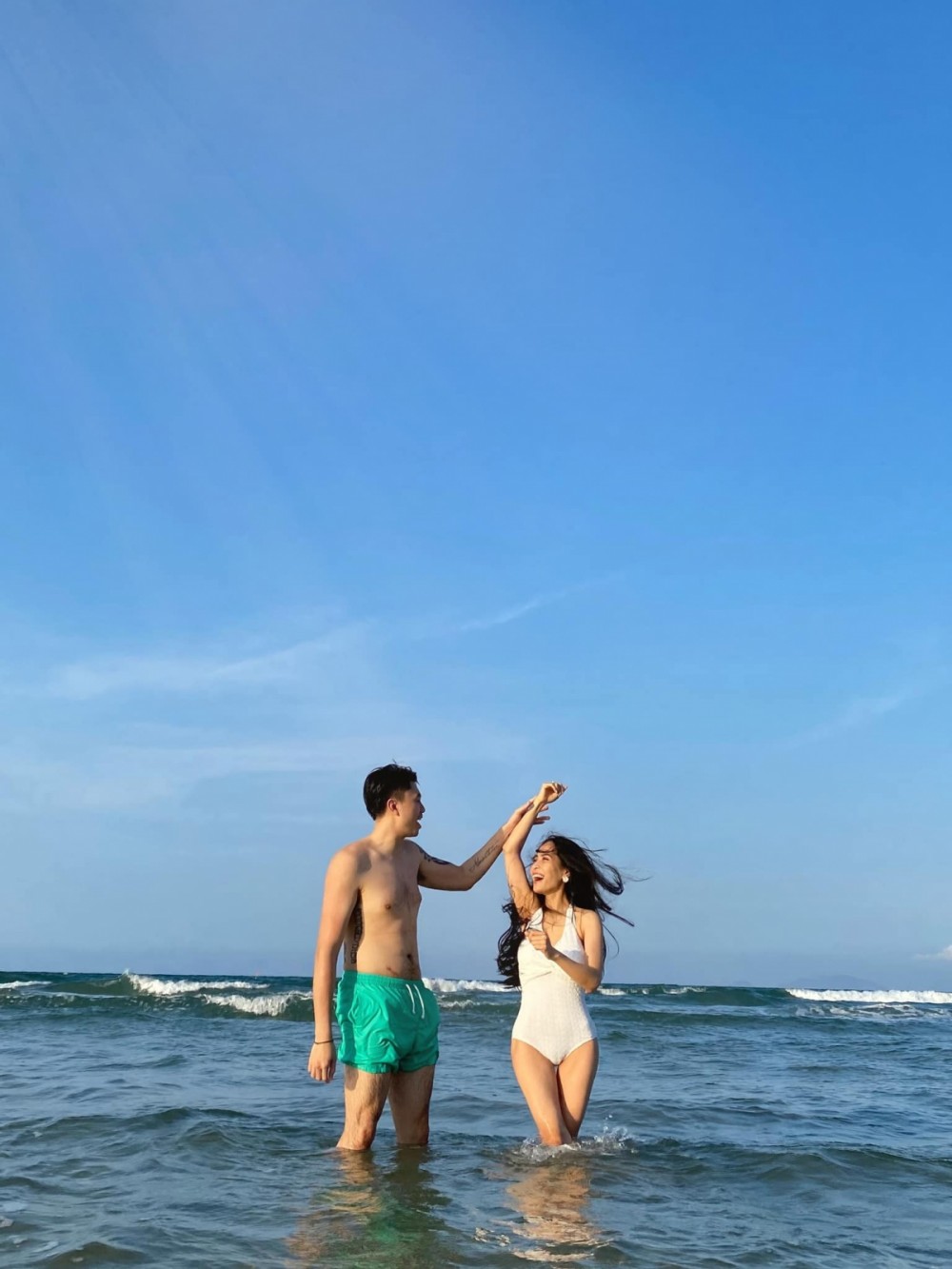 Gia đình ca nương Kiều Anh có chuyến đi biển nghỉ dưỡng. Cô và chồng thoải mái vui đùa với sóng biển và tạo dáng.