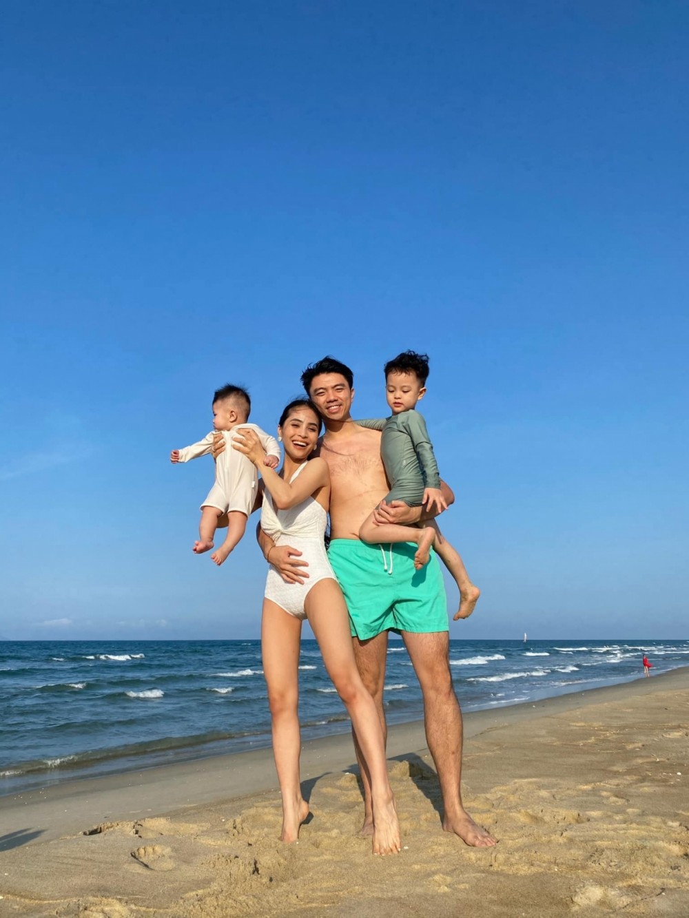 Sau khi sinh hai con trai, Kiều Anh vẫn giữ được vóc dáng xinh đẹp và săn chắc.