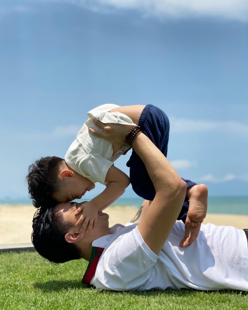 Kiều Anh hạnh phúc khoe hình ảnh hai bố con đang vui đùa trong dịp nghỉ lễ.