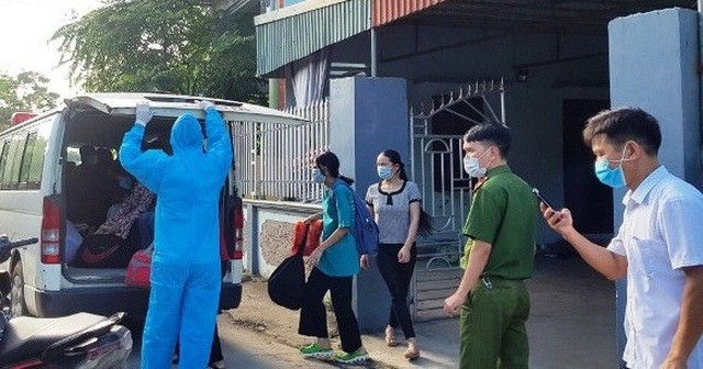 Các trường hợp tiếp xúc gần với các ca nhiễm Covid-19 tại Hà Nam được đưa đi cách ly. Các trường hợp tiếp xúc gần với các ca nhiễm Covid-19 tại Hà Nam được đưa đi cách ly.