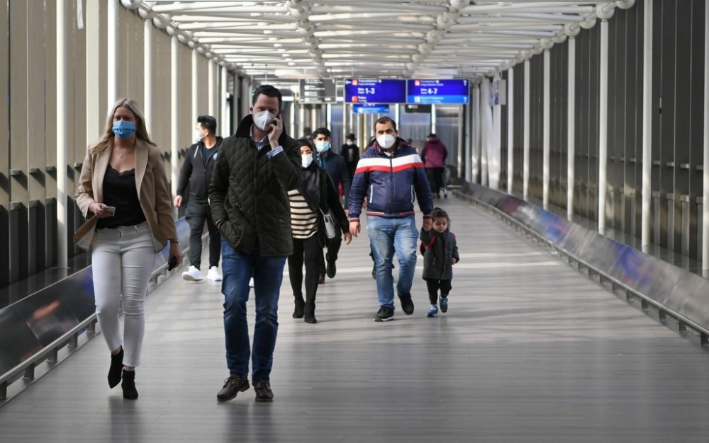 Người dân đeo khẩu trang phòng dịch COVID-19 tại Frankfurt, Đức, Người dân đeo khẩu trang phòng dịch COVID-19 tại Frankfurt, Đức,