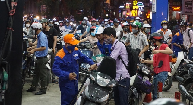 tang cao lan thu 3 lien tiep gia xang ron 95 da len tren 14000 donglit