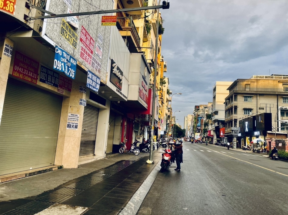 Khu vực đường Hai Bà Trưng (P.Tân Định - Quận I) nơi được xem là sầm uất nhất về kinh doanh nhưng dịch Covid -19 đã khiến nhiều cơ sở phải đóng cửa (Ảnh: Bảo Lan)