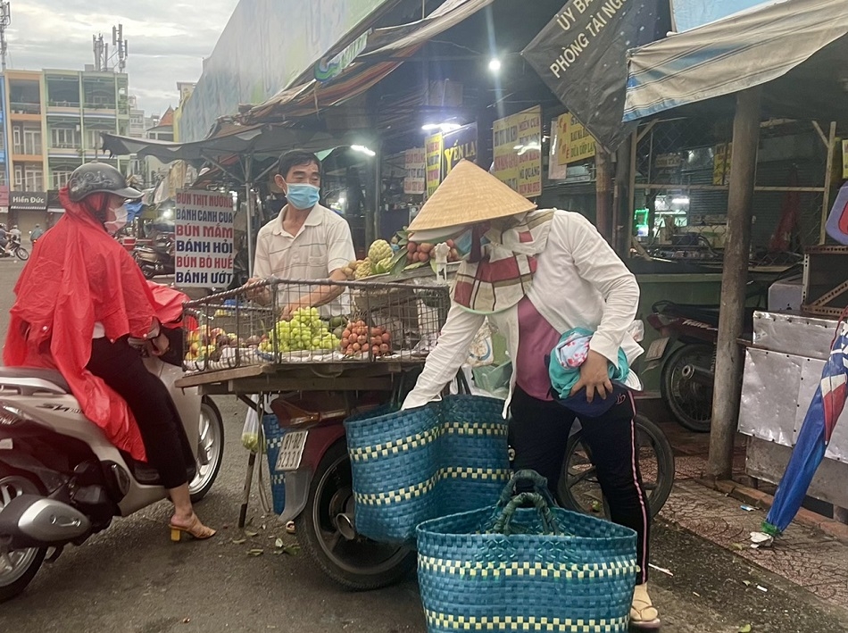 Bán hàng rong là một trong những đối tượng nhận được sự hỗ trợ theo đế xuất của Sở LĐ-TB&XH (Ảnh: Bảo Lan)