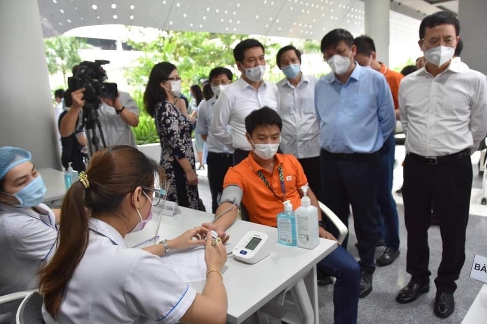 Bộ trưởng Nguyễn Thanh Long và Nguyễn Mạnh Hùng theo dõi quá trình khám sàng lọc Bộ trưởng Nguyễn Thanh Long và Nguyễn Mạnh Hùng theo dõi quá trình khám sàng lọc