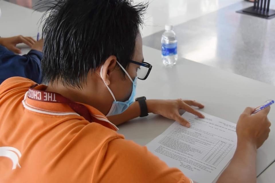 Người đi tiêm khai báo tình trạng sức khoẻ của bản thân Người đi tiêm khai báo tình trạng sức khoẻ của bản thân