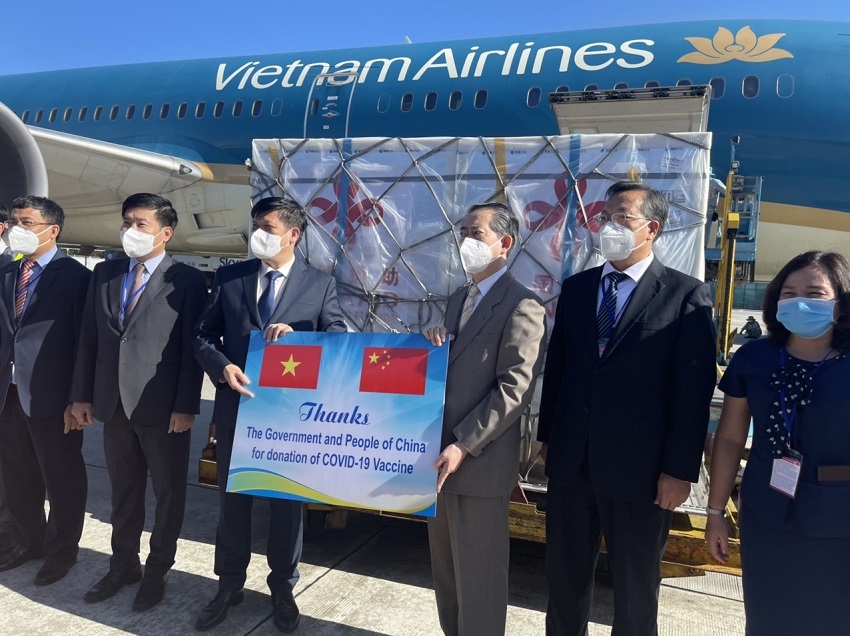 Lễ tiếp nhận lô vaccine Covid-19 tại sân bay Nội Bài. (Ảnh: VNA) Lễ tiếp nhận lô vaccine Covid-19 tại sân bay Nội Bài. (Ảnh: VNA)