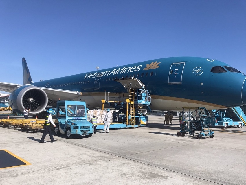 Vietnam Airlines bố trí đội ngũ dày dặn kinh nghiệm xử lý hàng hóa y tế để tiếp nhận lô hàng này ở sân bay (Ảnh: VNA) Vietnam Airlines bố trí đội ngũ dày dặn kinh nghiệm xử lý hàng hóa y tế để tiếp nhận lô hàng này ở sân bay (Ảnh: VNA)