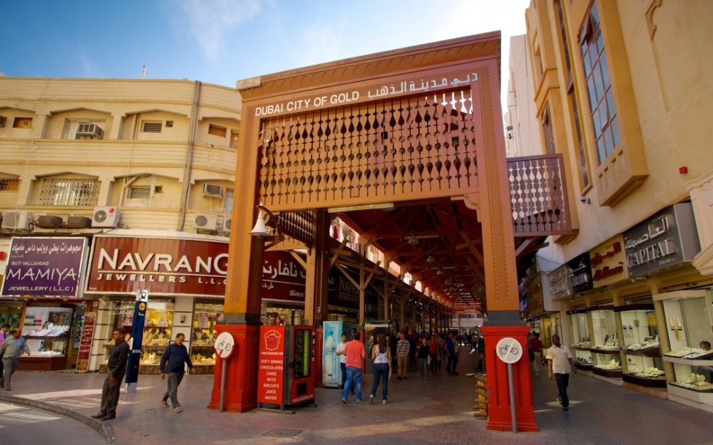 Gold Souk là khu chợ vàng nổi tiếng thế giới ở Dubai. Các gian hàng ở đây luôn lấp lánh với đủ loại quý kim và đá quý. (Ảnh: expedia) 1743 dubai gold souq 1080x675
