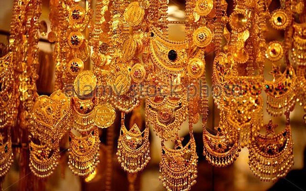 Đề xuất giá vàng bán lẻ được cập nhật 3 lần/ngày theo thị trường quốc tế, hiển thị trên màn hình kỹ thuật số trong các cửa hàng bán lẻ do Tập đoàn vàng bạc đá quý Dubai kiểm soát. 2422 aa3e4c9b72d89b86c2c9