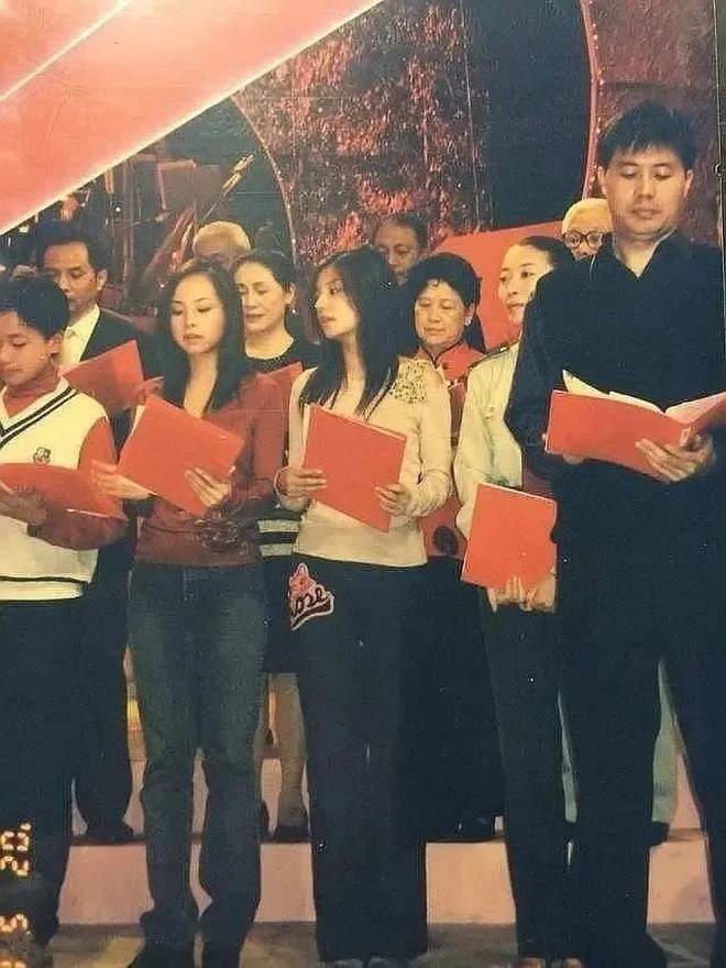 Cơn sốt 'đào' ảnh minh tinh Hoa ngữ: Ngỡ ngàng nhan sắc 'én nhỏ' Triệu Vy trong Hoàn Châu Cách Cách