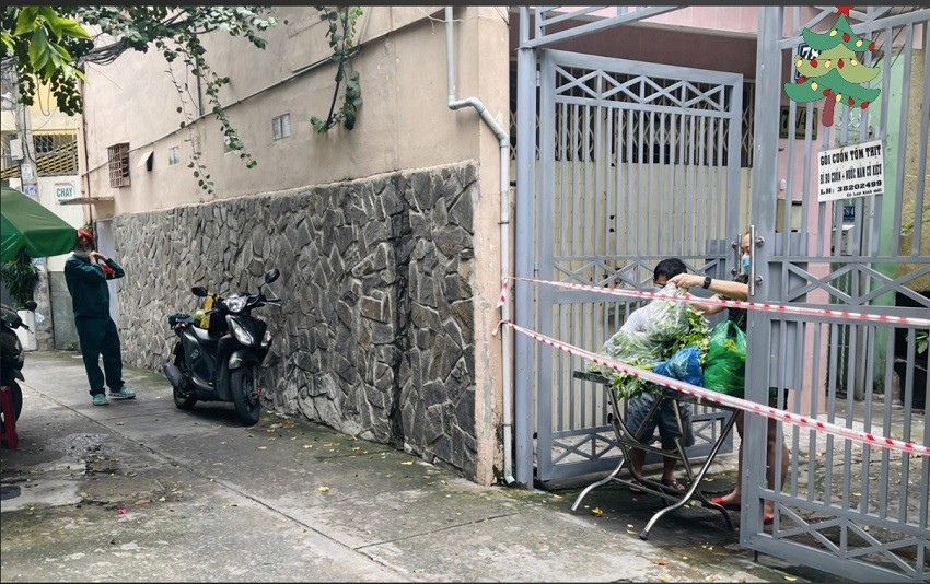 Một trường hợp cách ly tại nhà ở khu vực chợ Tân định (Quận I) được cung cấp thức ăn và chỉ cần đội ngũ giám sát mỏng, không nguy cơ lây nhiễm chéo, không áp lực cho đội ngũ y.Bác sỹ (Ảnh: Bảo Lan) Một trường hợp cách ly tại nhà ở khu vực chợ Tân định (Quận I) được cung cấp thức ăn và chỉ cần đội ngũ giám sát mỏng, không nguy cơ lây nhiễm chéo, không áp lực cho đội ngũ y.Bác sỹ (Ảnh: Bảo Lan)