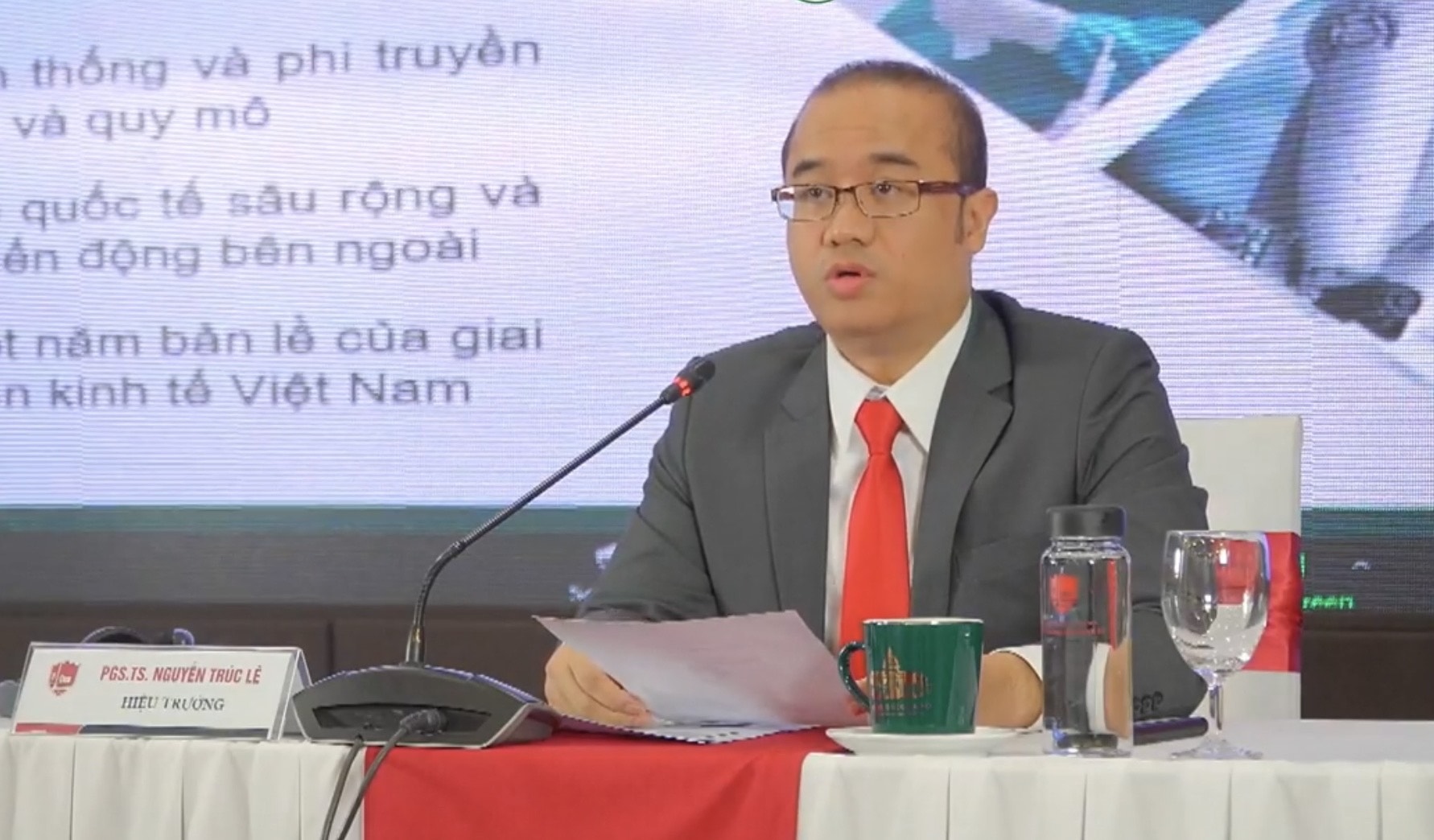 Chuyên gia hiến kế giúp Việt Nam định vị lại nền kinh tế trong bối cảnh biến động toàn cầu