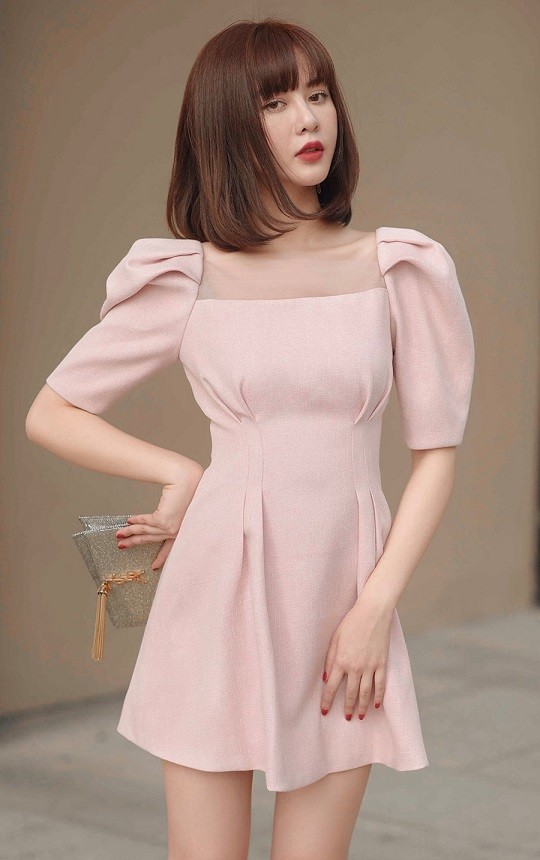 Thời trang đời thường của Hồng Diễm là các bộ quần áo phong cách nữ tính, công chúa.