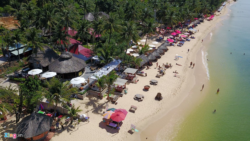 Dọc bờ biển phía tây đảo Phú Quốc hầu như đã kín các resort, khách sạn
