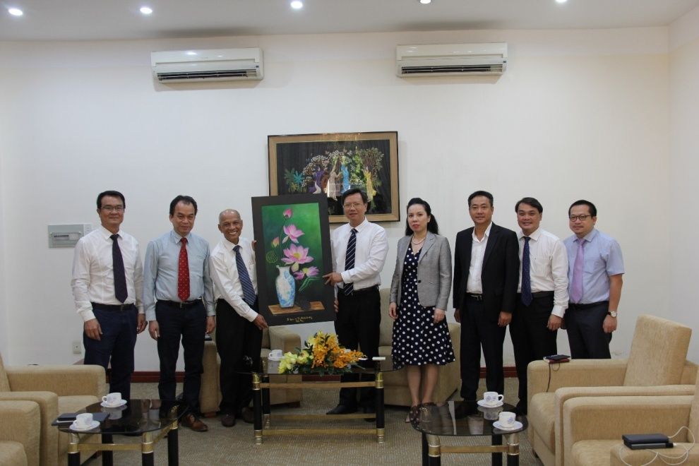 Đại diện Sở Ngoại vụ Thành phố Hồ Chí Minh tặng quà lưu niệm cho Hiệp hội doanh nhân Việt Nam ở nước ngoài trong buổi lễ ký kết hợp tác giữa hai bên ngày 03/6/2020. 4220-1