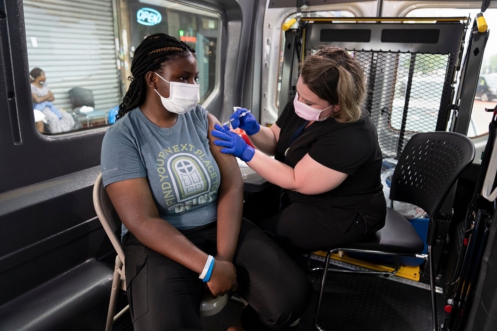 Quan chức Mỹ nhận định, điều quan trọng nhất mà Tổng thống Mỹ cần làm lúc này là tiếp tục tiêm chủng vaccine Covid-19 cho người dân. (Nguồn: NyTimes) Quan chức Mỹ nhận định, điều quan trọng nhất mà Tổng thống Mỹ cần làm lúc này là tiếp tục tiêm chủng vaccine Covid-19 cho người dân. (Nguồn: NyTimes)