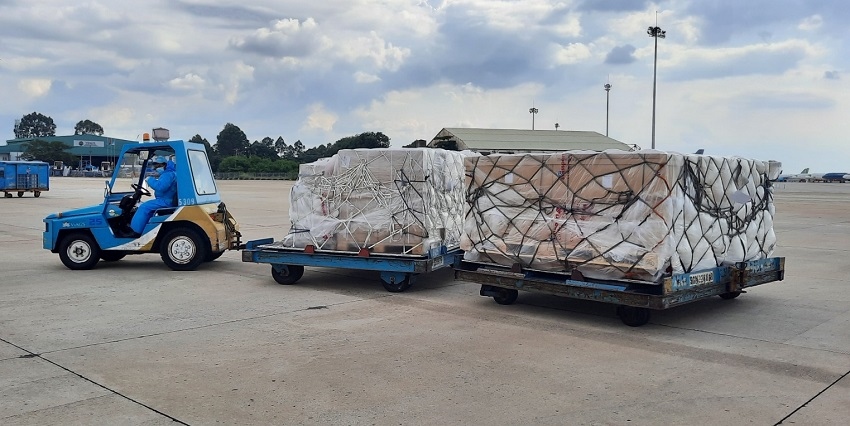 2.	Số kít lần này sẽ được phân bổ cho hai địa phương là Tp.HCM và tỉnh Bình Dương, hai điểm nóng bị ảnh hưởng nặng nề của đợt dịch Covid-19 thứ 4 tại Việt Nam (Ảnh: VNA)