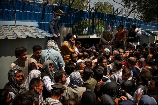 chen chúc để được vào Ngân hàng Azizi ở Kabul. Các dấu hiệu của căng thẳng kinh tế đã rõ ràng khi giá trị đồng tiền của Afghanistan, người Afghanistan, giảm xuống mức thấp kỷ lục. (Nguồn: Kiana Hayeri/The New York Times).