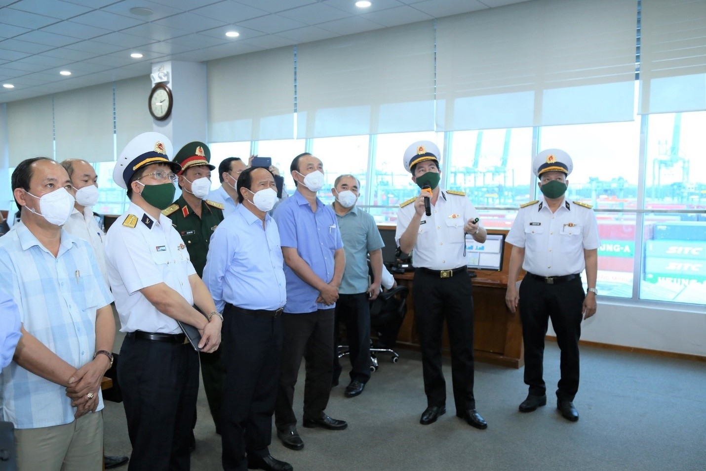 Và ở mặt trận khác, những người lính Quân Cảng Sài Gòn đang căng mình bảo vệ 'an ninh xuất nhập khẩu' nước nhà (Trong ảnh: Phó Thủ tướng Chính phủ Lê Văn Thành kiểm tra Trung tâm điều hành sản xuất của cảng Tân cảng Cát Lái) Và ở mặt trận khác, những người lính Quân Cảng Sài Gòn đang căng mình bảo vệ 'an ninh xuất nhập khẩu' nước nhà (Trong ảnh: Phó Thủ tướng Chính phủ Lê Văn Thành kiểm tra Trung tâm điều hành sản xuất của cảng Tân cảng Cát Lái)