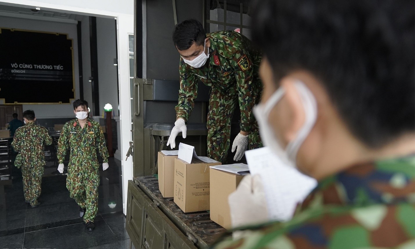 Các chiến sĩ đưa tro cốt người mất vì COVID-19 về tận nhà nhanh nhất Các chiến sĩ đưa tro cốt người mất vì COVID-19 về tận nhà nhanh nhất