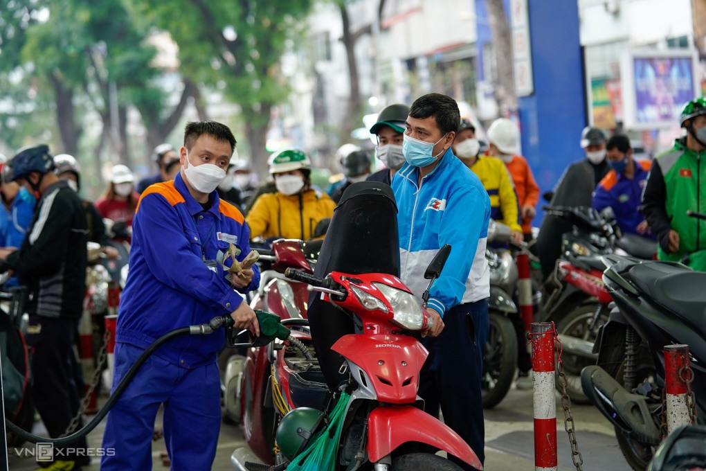 Giá xăng có thể giảm mạnh lần thứ năm liên tiếp. (Ảnh: Phạm Chiểu/Vnxpress) Giá xăng có thể giảm mạnh lần thứ năm liên tiếp. (Ảnh: Phạm Chiểu/Vnxpress)