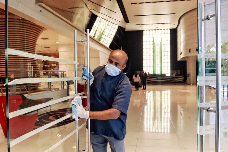 Nhân viên một khách sạn ở New Delhi chuẩn bị cho việc mở cửa hoạt động trở lại (ANI) 4138-an-do-dpqh