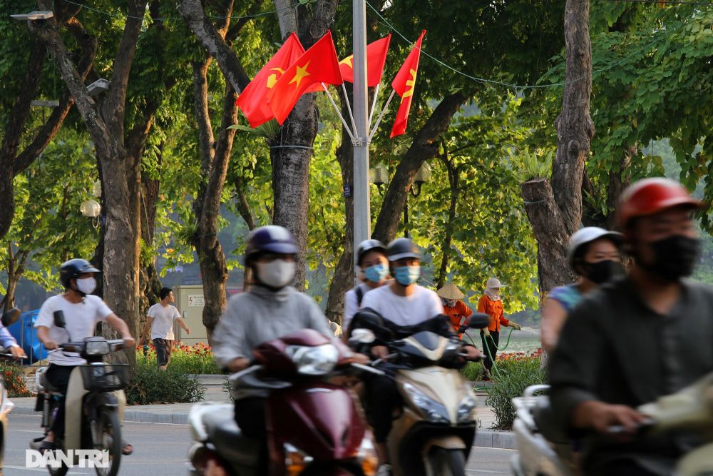 Cờ Tổ quốc đỏ rực khắp phố phường Hà Nội mừng ngày Quốc Khánh 2/9