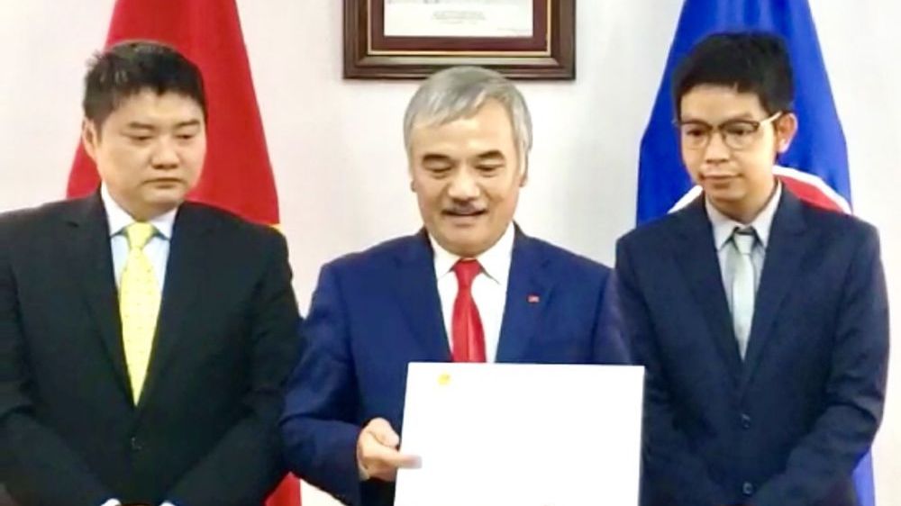 Đại sứ Nguyễn Hoài Dương trình bản sao Ủy nhiệm thư của Chủ tịch nước lên Bộ Ngoại giao Panama