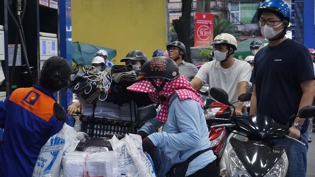 Giá xăng dầu hôm nay 14/12: 'Bỏ túi' thêm 2 USD; trong nước người dân 'vui như Tết' khi giá xăng giảm sâu